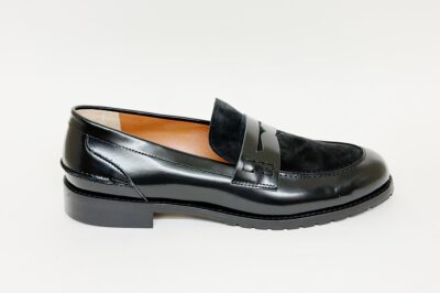 Mocassino da donna in camoscio e pelle abrasivata nera € 169,90