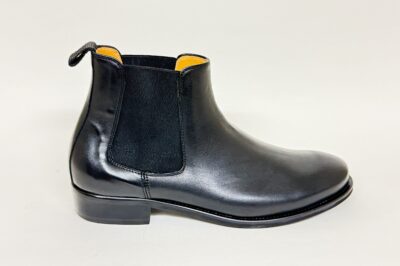 Stivaletto da donna con elastici in pelle nera € 189,90