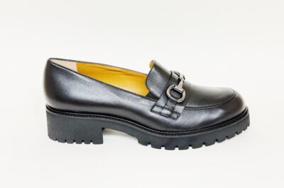 Mocassino da donna con accessorio in pelle nera fondo carrarmato € 199,90