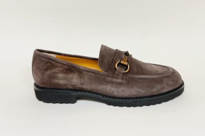 Mocassino da donna con accessorio in camoscio marrone fondo carrarmato € 189,90